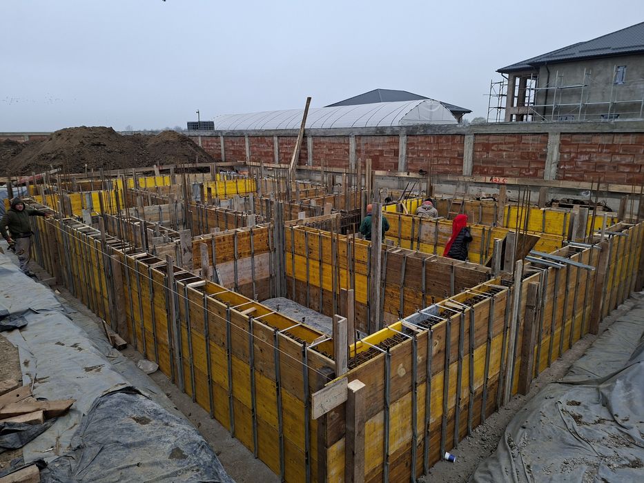 Contruim case la rosu !