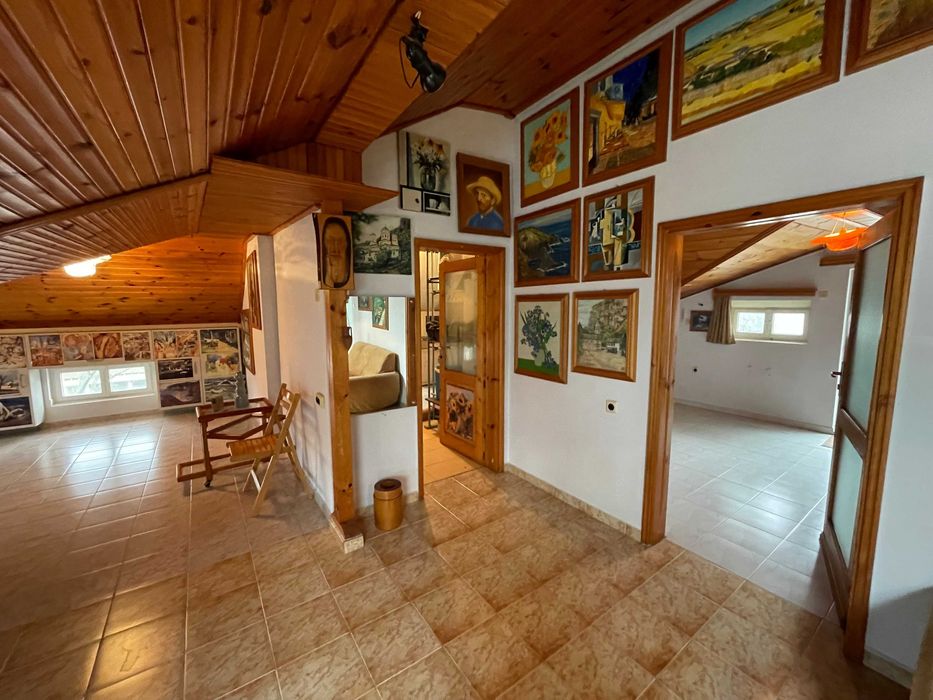 Продава мансарден ЕТАЖ от къща в центъра на Бургас