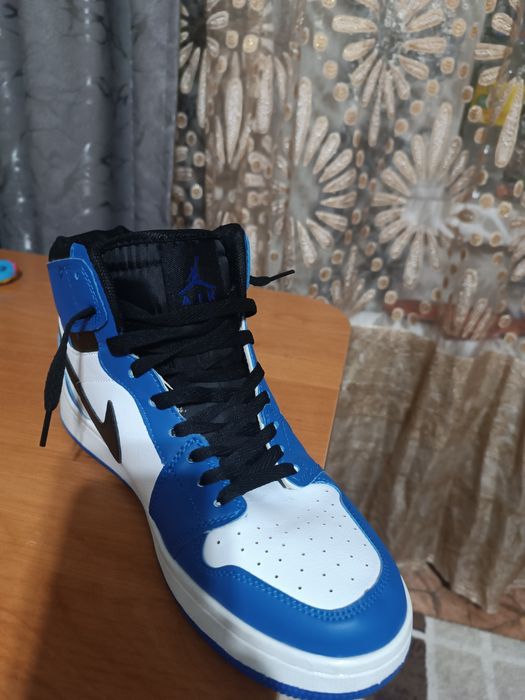 Продам кроссовки наик