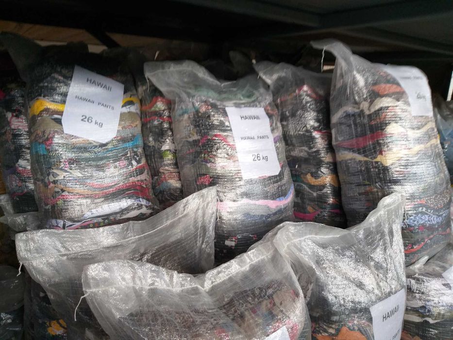 Depozit de imbracaminte second hand vinde pantaloni Hawaii