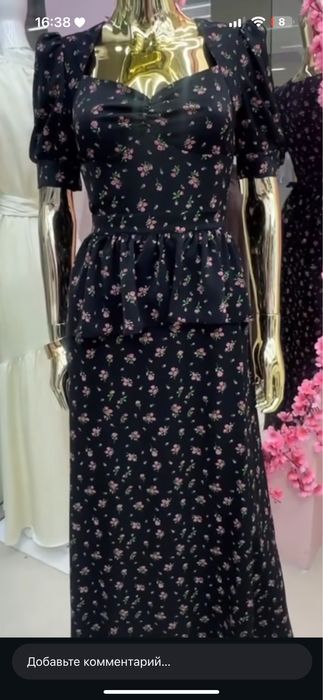 Платье с баской черное с цветочным принтом