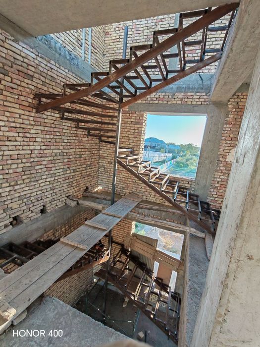 Сварщик работает лестницы навесы перилы zina lesnitsa