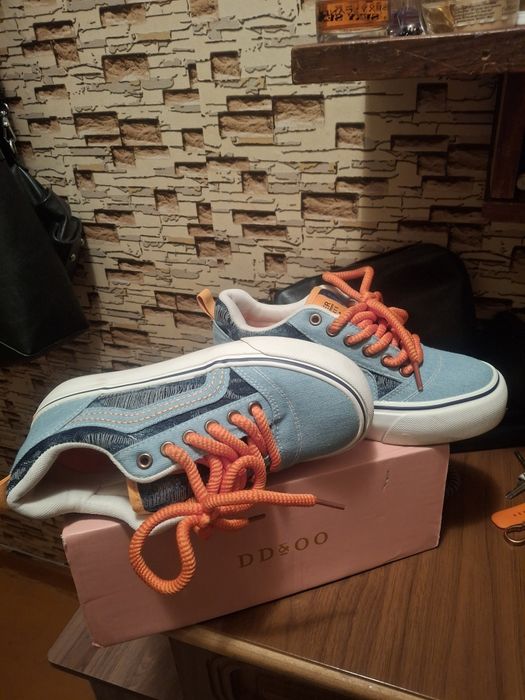 Продаётся обувь.