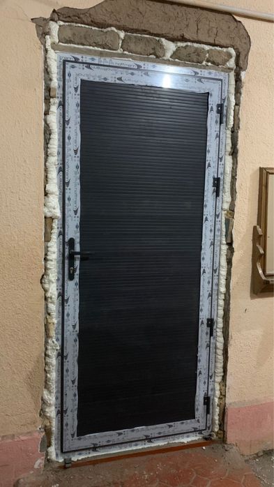 Пластиковый и алюминевые двери