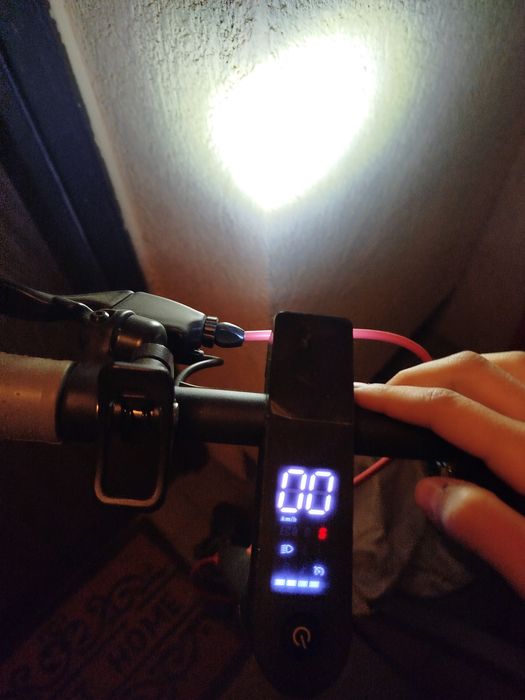 Trotinea electrica 31km/h maxim 25km autonomie