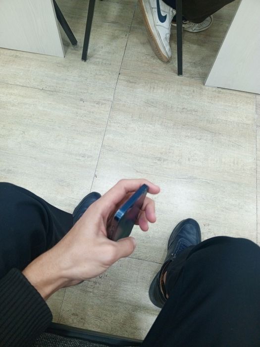 iPhone 12 mini.     *