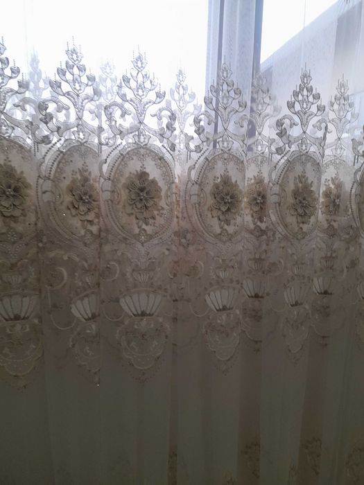 Tull brodat model baroc 100 lei Metrul