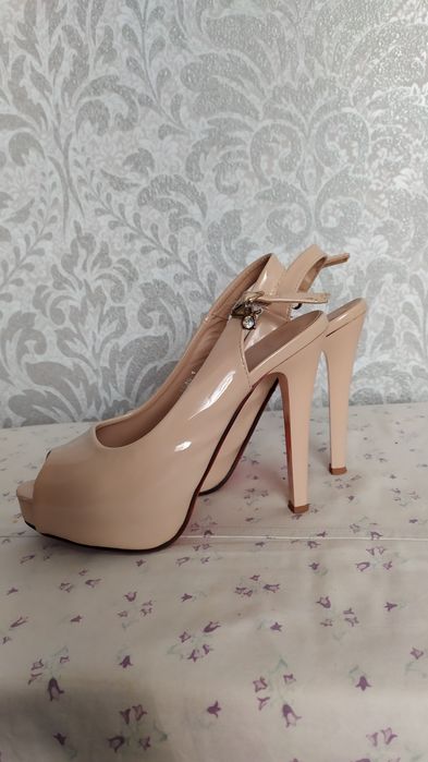 Rangi bejiviy razmer 37-38 ga bemalol keladi