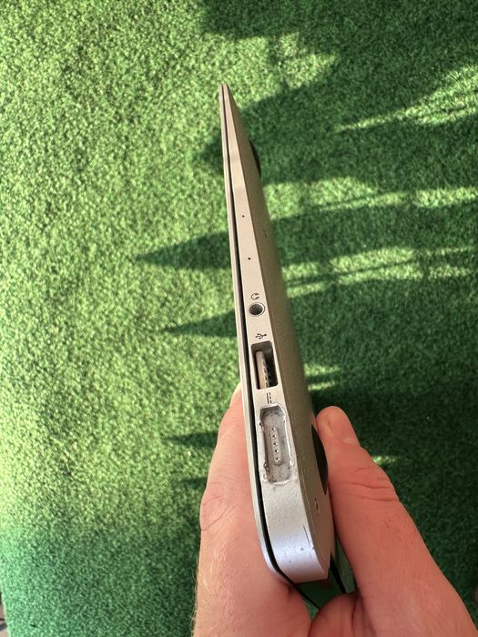 Macbook Air 11”  Mid 2013 i5