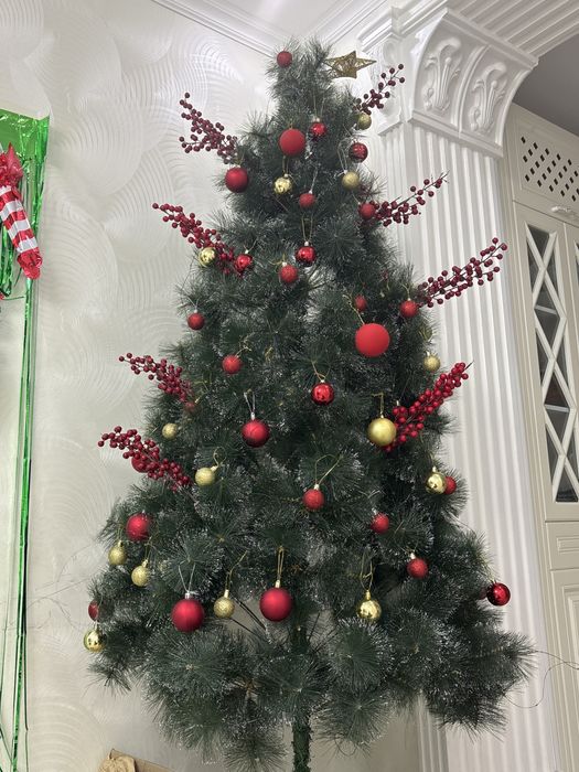 Ёлка сатылады ойыншықтарымен