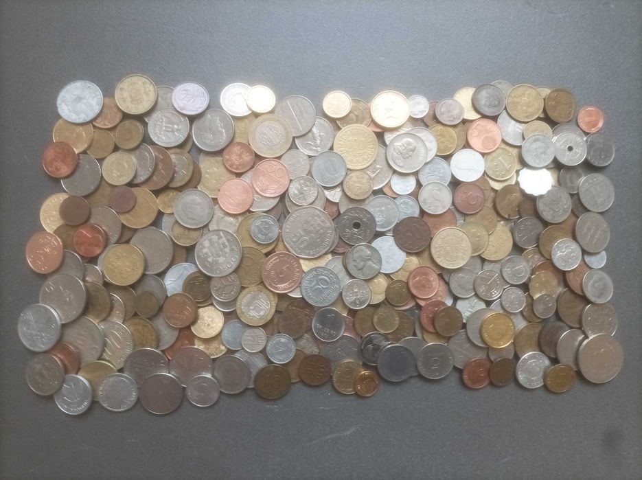 Lot 300 monede străine; peste 1 kg kilogram