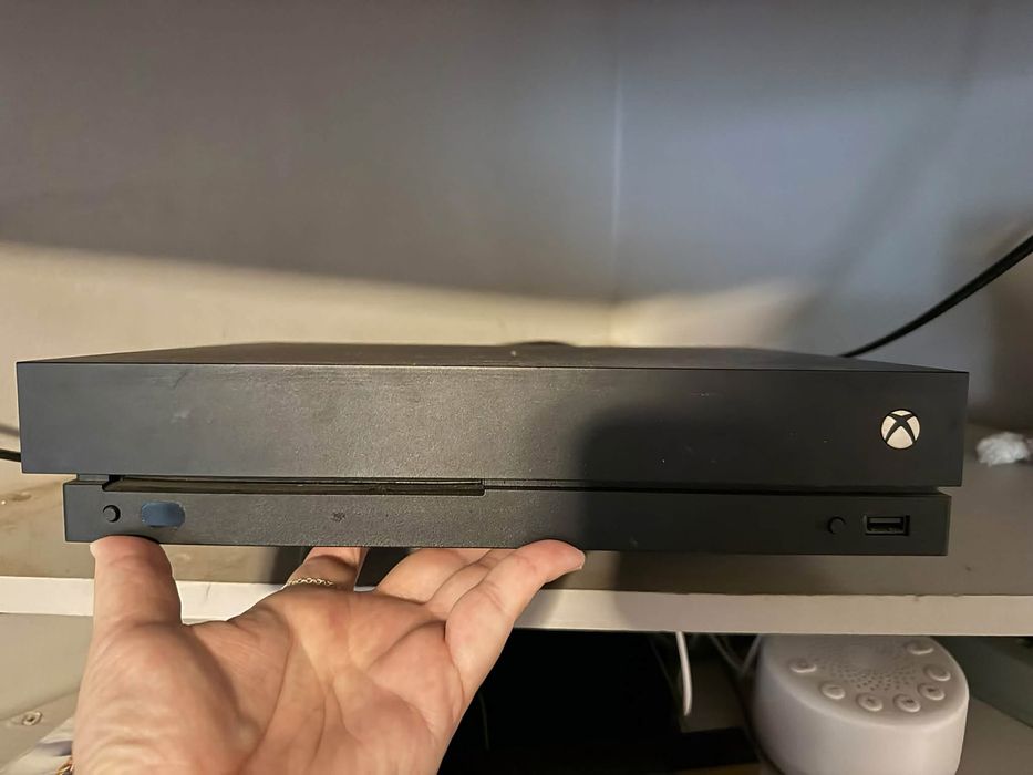 Конзола Xbox One X 1tb