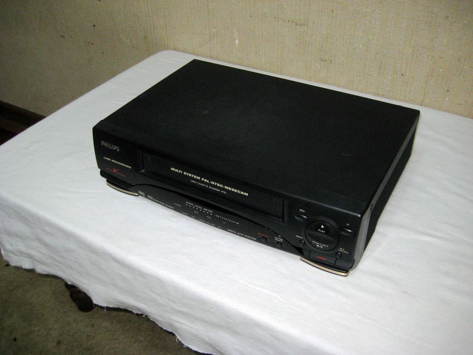 Видео аппарат Philips кассетный  оригинал отличном рабочим состоянии!