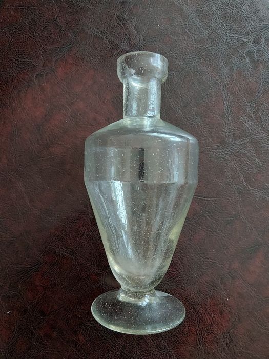 Бутилка стара с малки мехурчета в стъклото