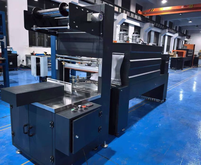 Suv qadoqlash liniyasi 0,5 1 1,5 litrli avtomat kompelkt