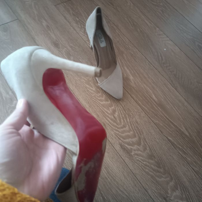 Pantofi stiletto decupati intr-o parte