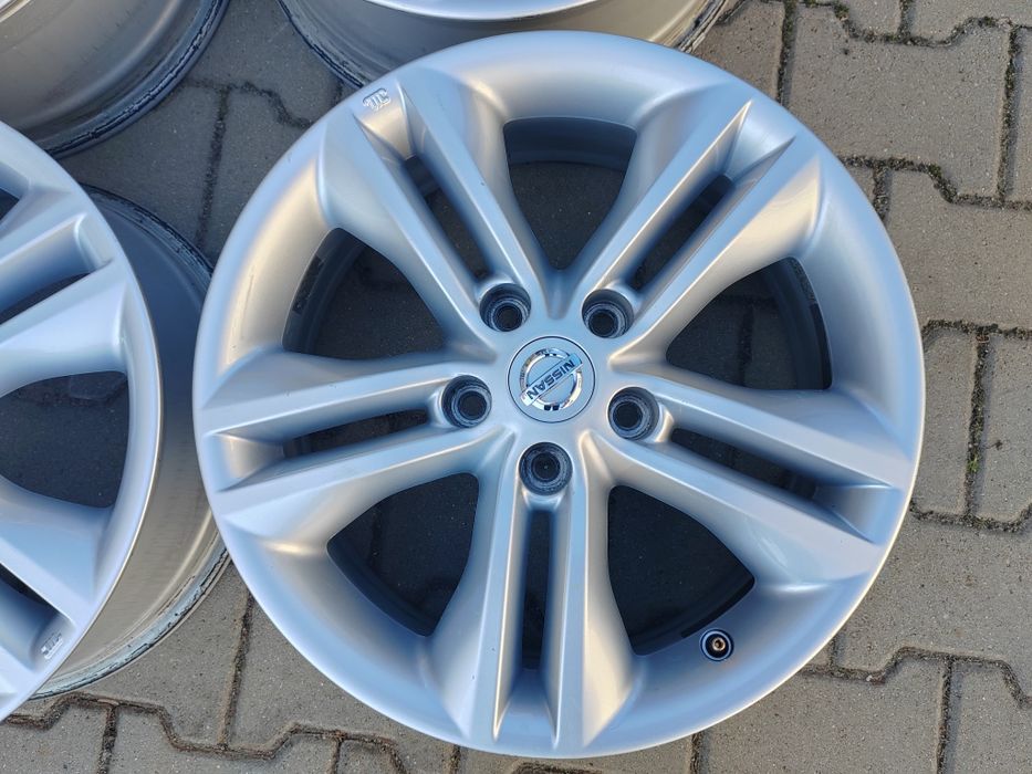 Jante R17 5x114,3 Nissan Qashqai Juke Qashqai +2 Leaf Dacia Duster Bigster 

Specificații tehnice :
Prindere: 5x114,3 
Latime: 6,5 J 
Offset (ET): 40