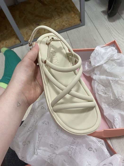 Продам сандали молочного цвета