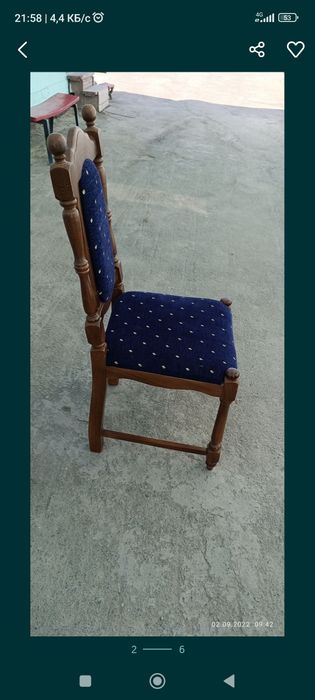 Стол с стульями.