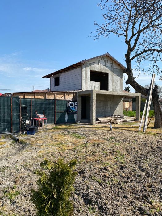 Se vand 3 spatii comerciale , utilate si functionale + casa la rosu + teren