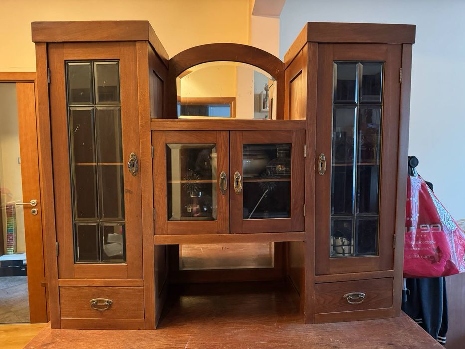 Шкаф с витрини