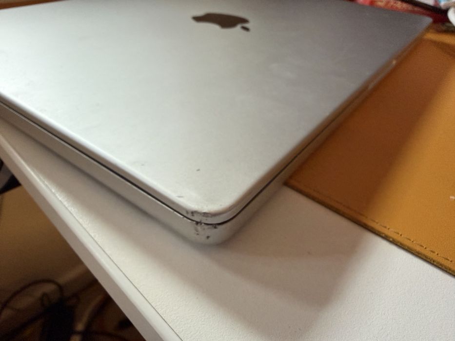 Macbook pro 2023 m2 pro 10 cores 16 Gb 512