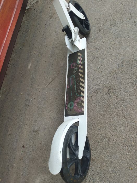 Самокат белого цвета.