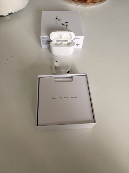 casti airpods 4 varianta fara ANC