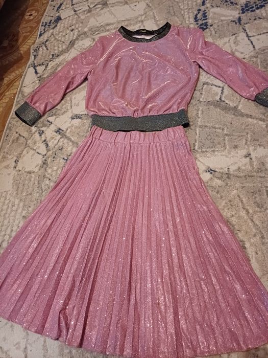 Продам кастюм двойка для девочку размер 40-42-44