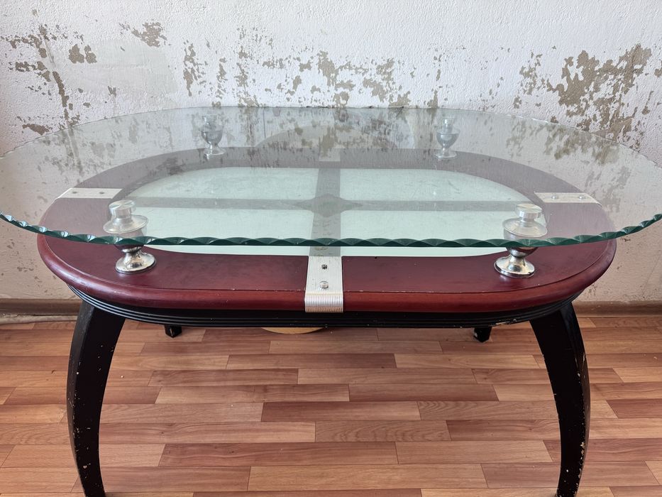 Кухонный стол из стекла