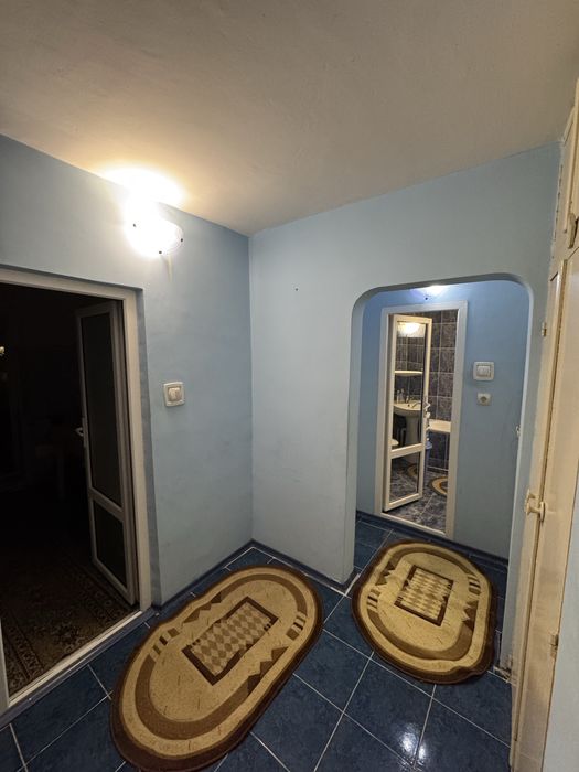 Vând apartament cu 2 camere, zona Roșiori cu Școlilor