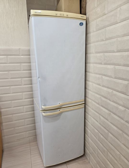 Продам Холодильник Samsung             .