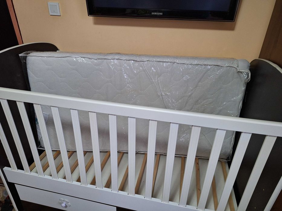 Продавам бебешка кошара с люлеещ механизъм!