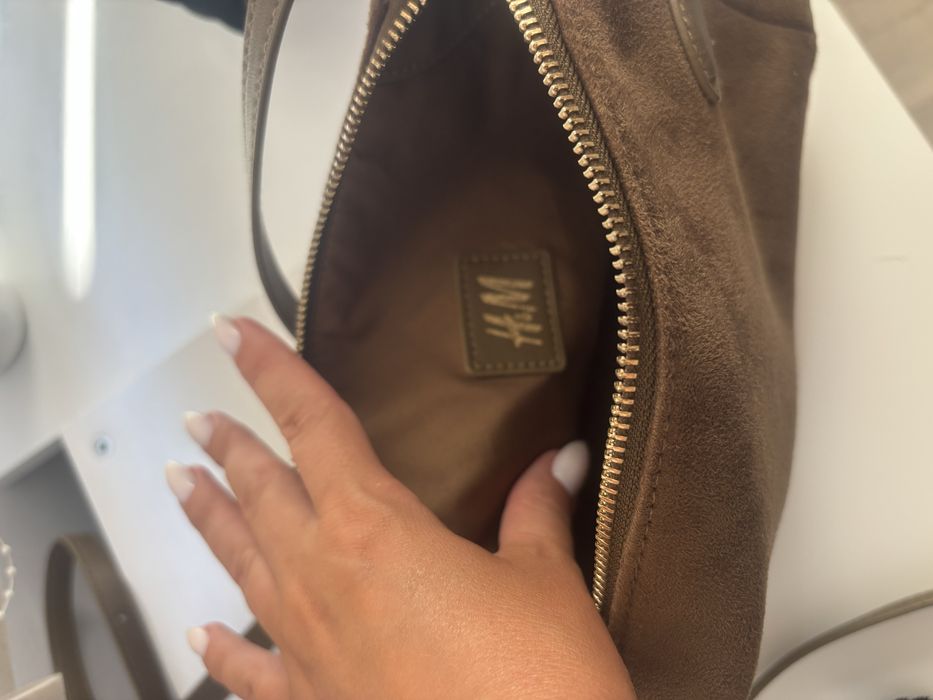 Сет от чанта HM, топ на Zara и гримове от бокс кутия