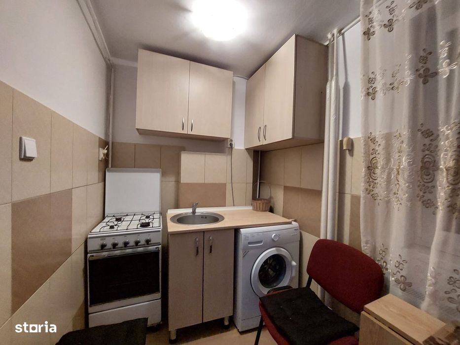 Garsonieră de închiriat, Tractorul (Coresi)