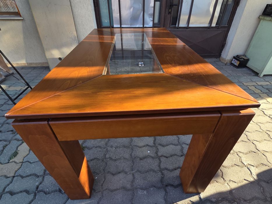 Много солидна трапезна маса