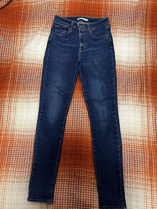 Джинсы темно синие и голубые