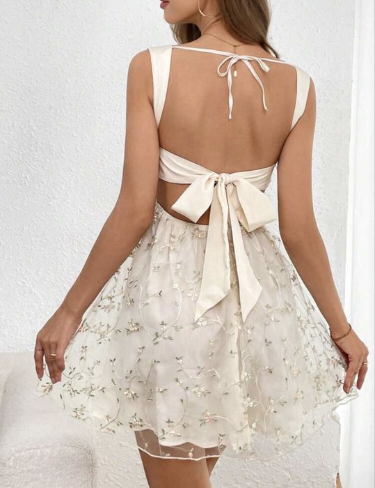 Бяла разкроена рокля