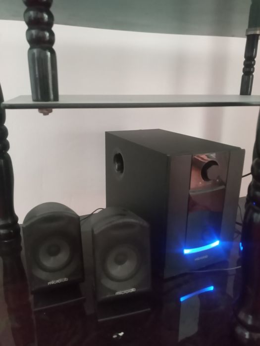 Microlab колонка играет громко,звонко