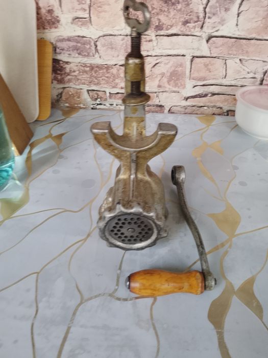 Продам мясорубку алюминиевая.