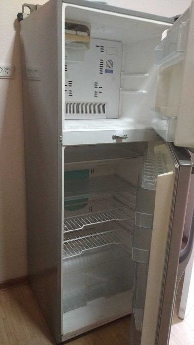 Холодильник, а три стола — в придачу.