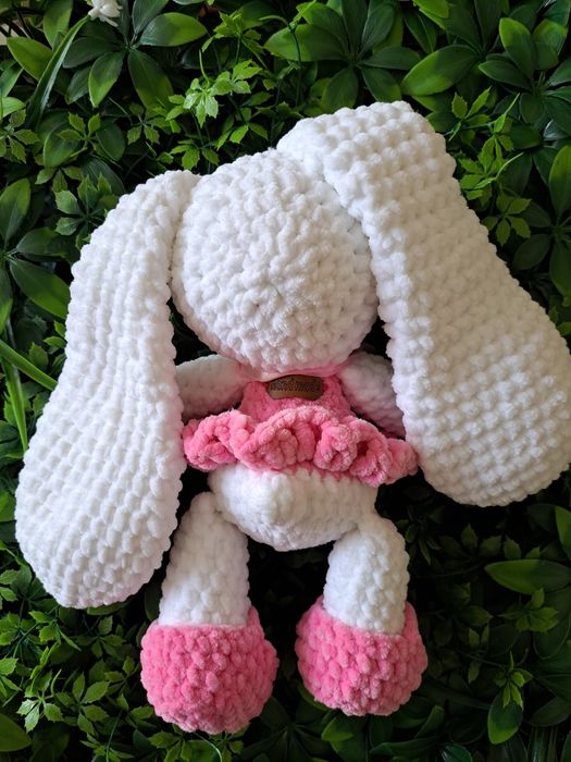 Ръчно изплетена играчка - зайче