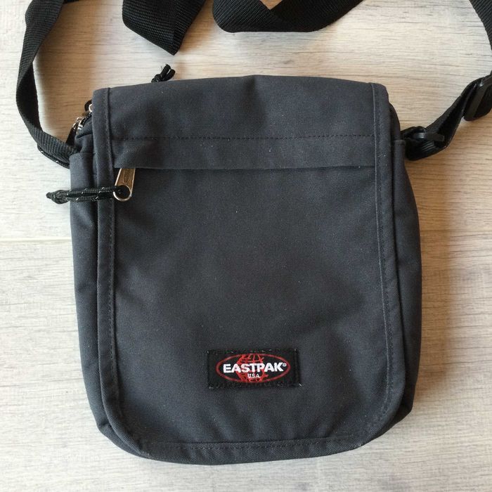 оригинална мъжка тъмно сива маркова чанта за през рамо / shoulder bag EASTPAK от САЩ