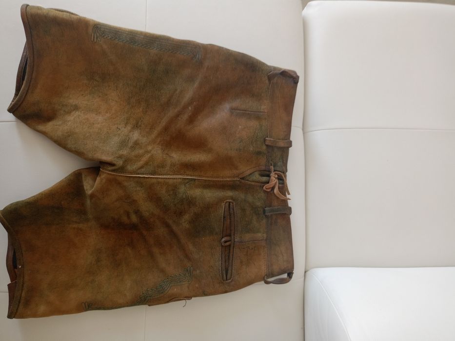 Vând pantaloni tradiționali germani din piele naturala model deosebit.