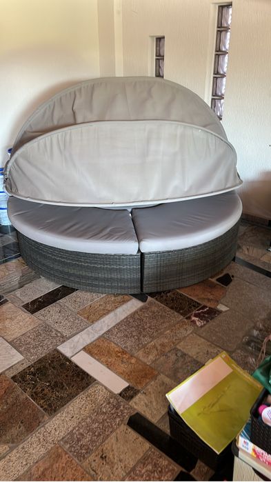 Canapea rotunda  cu baldachin