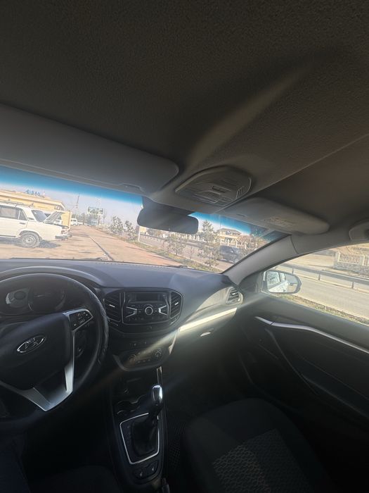 Lada vesta  ragi oq kiraska toza yurgani 4800 Metan 4 pakalena.  Aftam