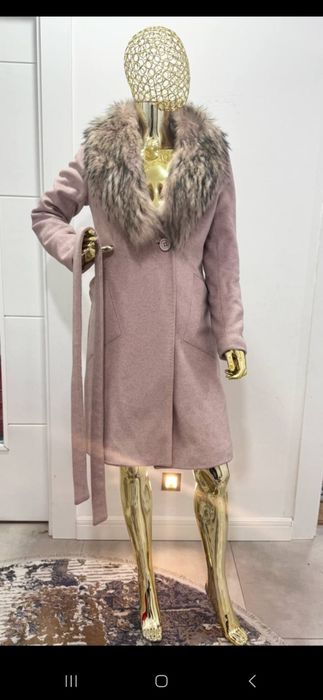 Пальто бледно- розового цвета