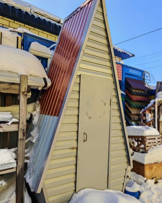 Дачный туалет, с двухскатной высокой крышей