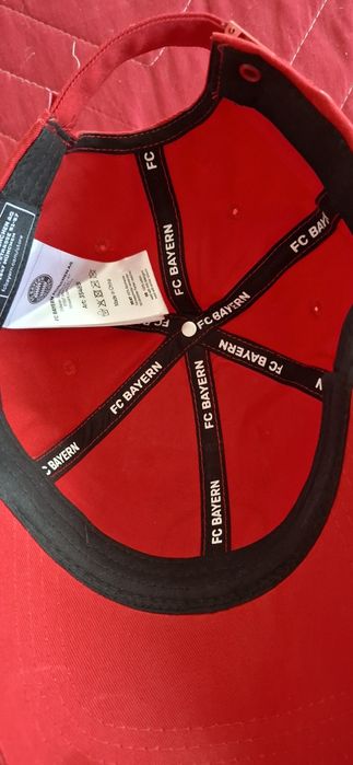 Продава се оригинална шапка на Байерн Мюнхен.