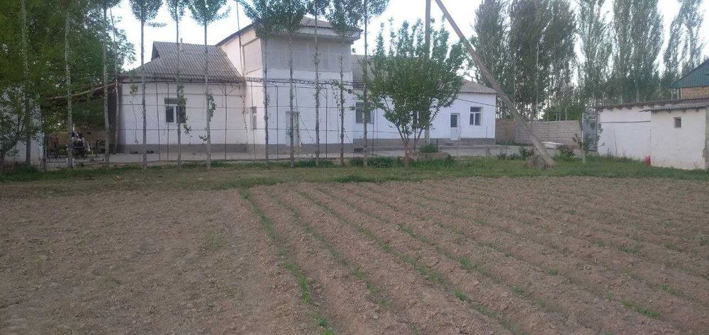 Uy sotiladi srochni Umumiy yer maydoni 90 sotiq tomorqa 35 sotiq